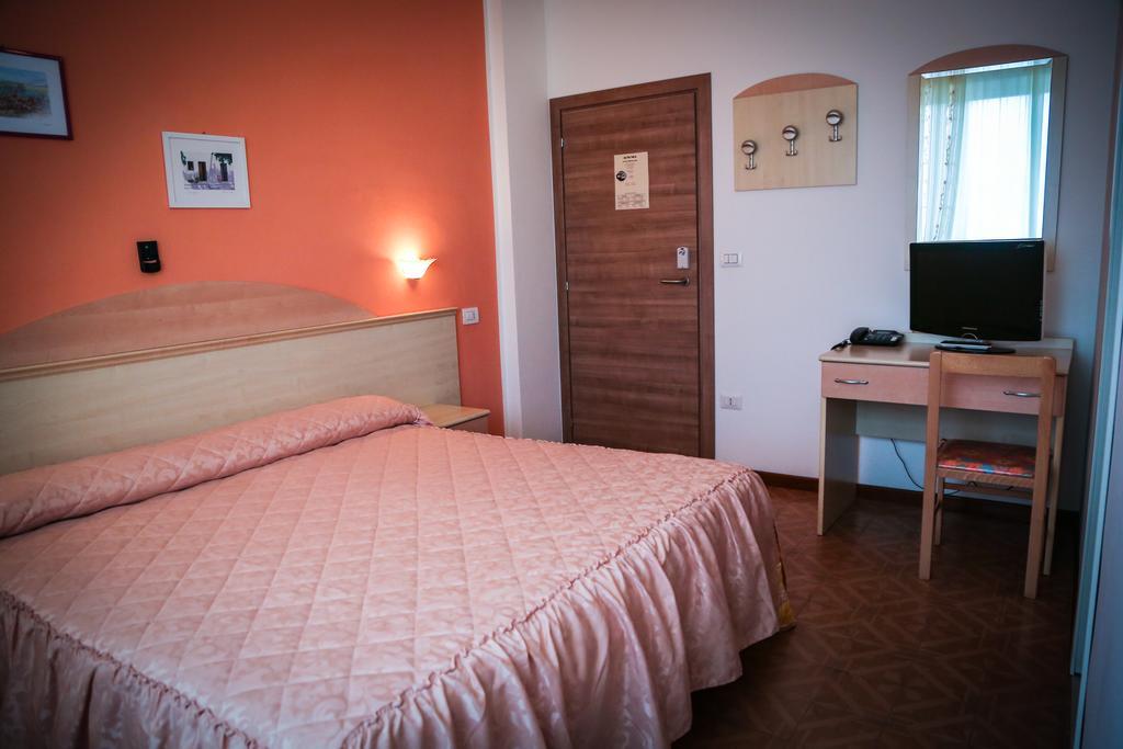 Hotel Ausonia Monte Porzio Exteriör bild
